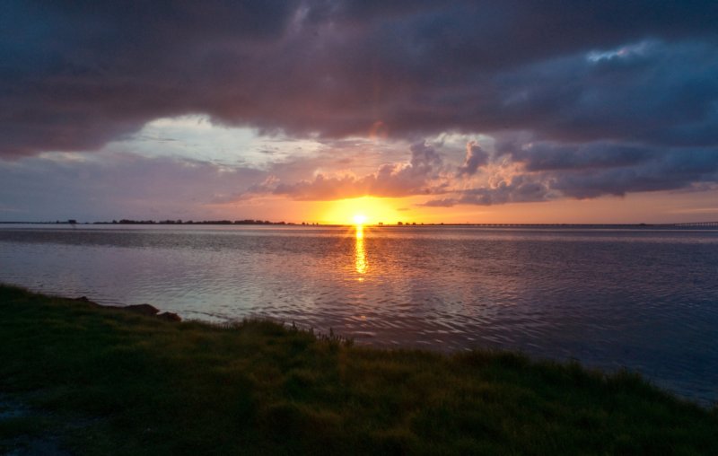 sunrise_2010-08-07_view_over_sunshine_skyway_causeway_DSC04235 sunrise_20100807_view_over_sunshine_skyway_causeway_dsc04235.jpg